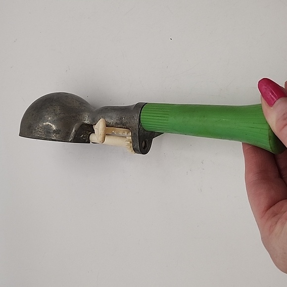 Vintage Ice Cream Scoop with Green Plastic Handle - Picture 4 of 7